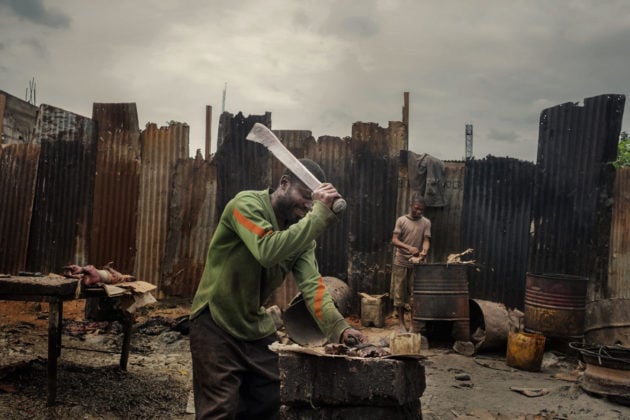 Chasseurs de têtes © Mélanie Wenger / COSMOS