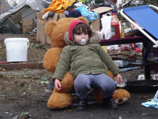 De très jeunes enfants sont présents parmi les migrants en provenance d'Albanie (Photo Gérard Baumgart)