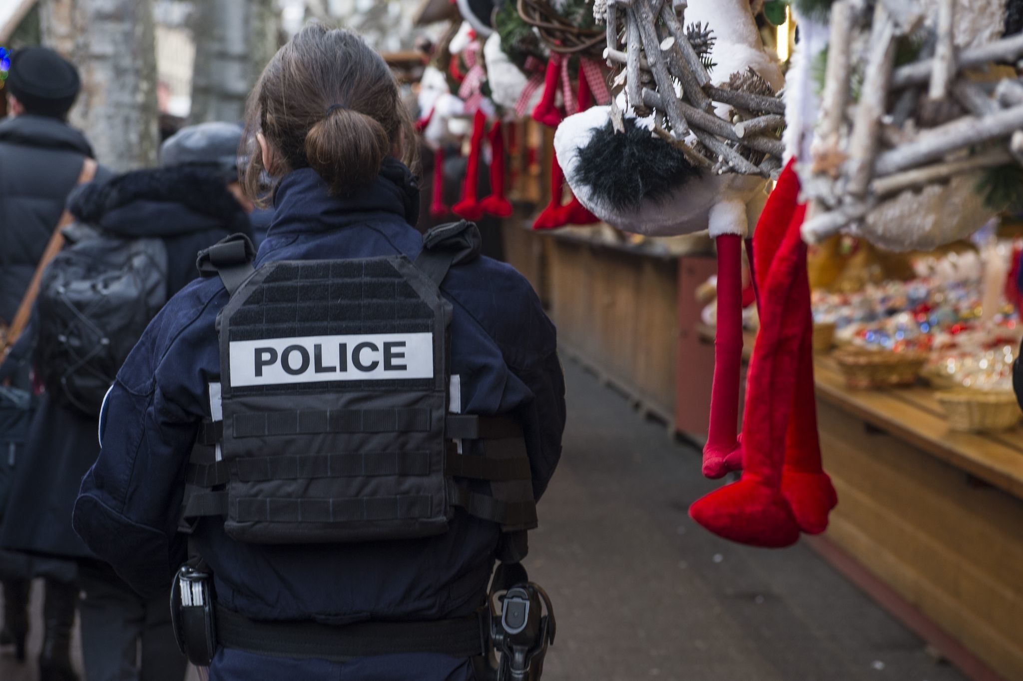 La police en patrouille, au Marché de Noël de Strasbourg en 2016 (Photo Pascal Bastien / Divergence)