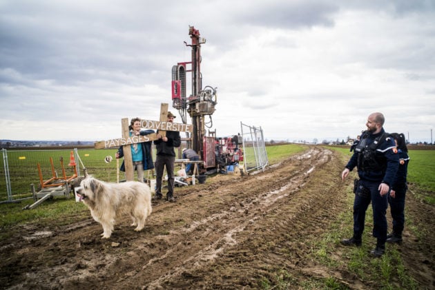 Les travaux préparatoires dont l'effet est réversible dans les champs ont fait l'objet d'un peu de contestation, mais de peu de blocages nets. (Photo Pascal Bastien / Divergence)