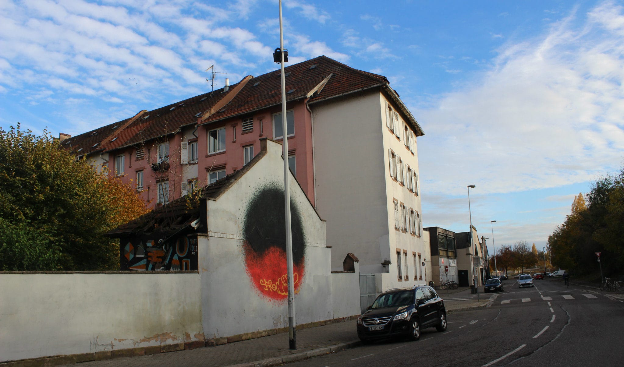 Le maintien ou non de cette barre d'immeubles a peu été discuté, contrairement aux sens de circulation. (photo JFG / Rue89 Strasbourg)
