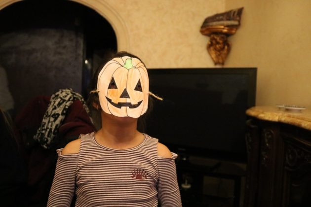 Finalement, Maria a quand même choisi la citrouille, car "ça fait plus Halloween qu'Elsa !" (Photo DL/Rue 89 Strasbourg/cc)