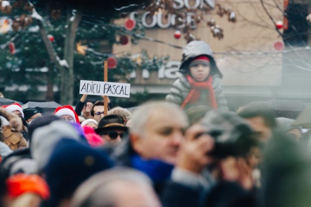 De nombreux anonymes ont tenu à être présents dimanche matin (Photo Abdesslam Mirdass)