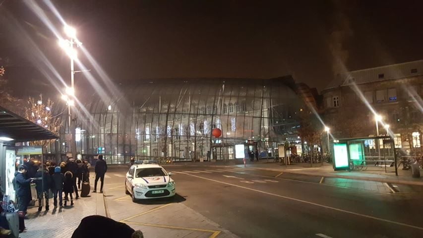 Les passants et les voyageurs sont tenus à bonne distance de la gare (Photo JLP / Rue89 Strasbourg)