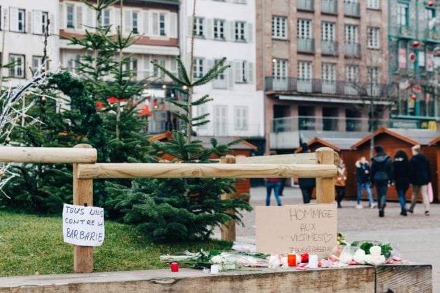 Des fleurs et des mots ont été déposés au pied des sapins de la place Kléber (Photo Abdeslam Mirdass)