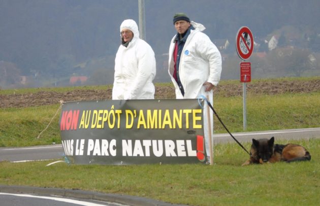 Sur les ronds points près de Niederbronn, ce ne sont pas tellement les gilets jaunes qui veulent être visibles... (photo collectif contre Collectif Non à L'Amiante à Niederbronn-Les-Bains )