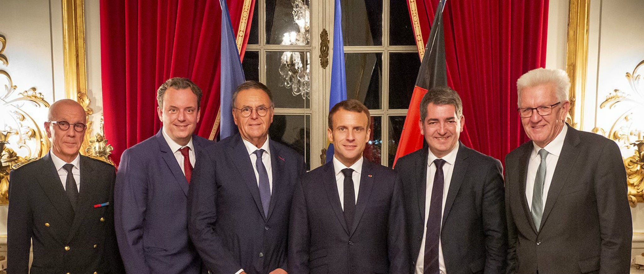 Jean-Luc Marx (Préfet de la Région Grand Est), Michael Mack (associé-gérant d'Europa-Park), Roland Mack (fondateur et propriétaire d'Europa-Park), Emmanuel Macron (Président de la République française), Jean Rottner (Président de la Région Grand Est) et Winfried Kretschmann (Ministre Président du Bade-Wurtemberg). (Photo Europa Park / doc remis)