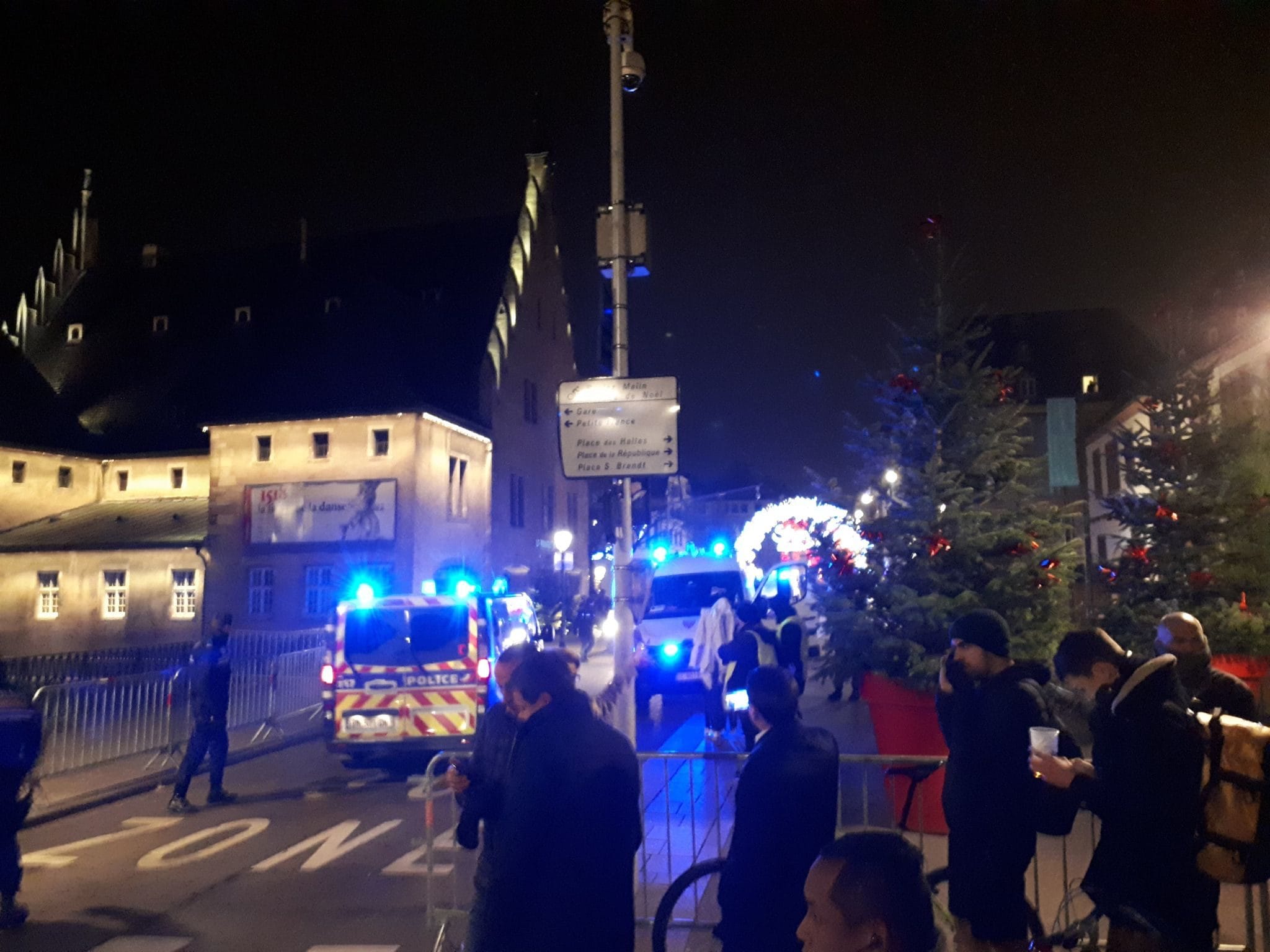 Les policiers empêchent quiconque de rentrer dans l'enceinte de la Grande-ïle, même les habitants (Photo Pierre Pauma / Rue89 Strasbourg)