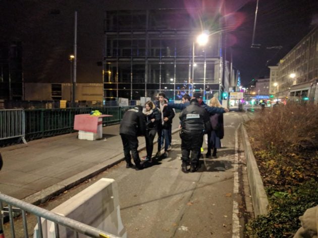 Les personnes sortant sont fouillées (Photo PF / Rue89 Strasbourg / cc)