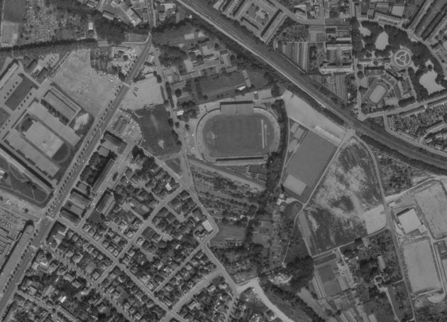 Photographie aérienne du stade de la Meinau et ses alentours en 1972. (source IGN / Remonter le temps)