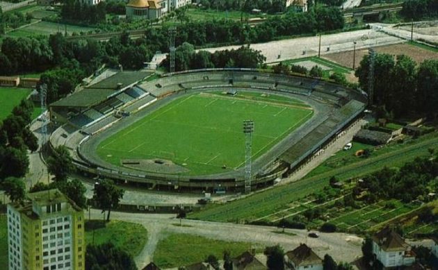 Le stade de la Meinau avant 1979 (via archivesparisfootball.wordpress)