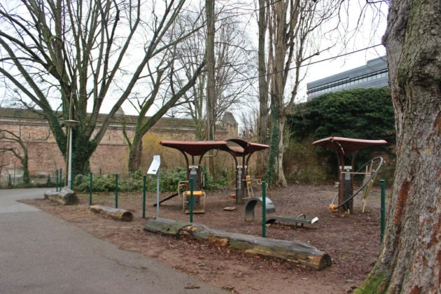 Quelques agrès sportifs d'une "Vitaboucle" ont été installés dans ce petit espace vert (photo JFG / Rue89 Strasbourg)