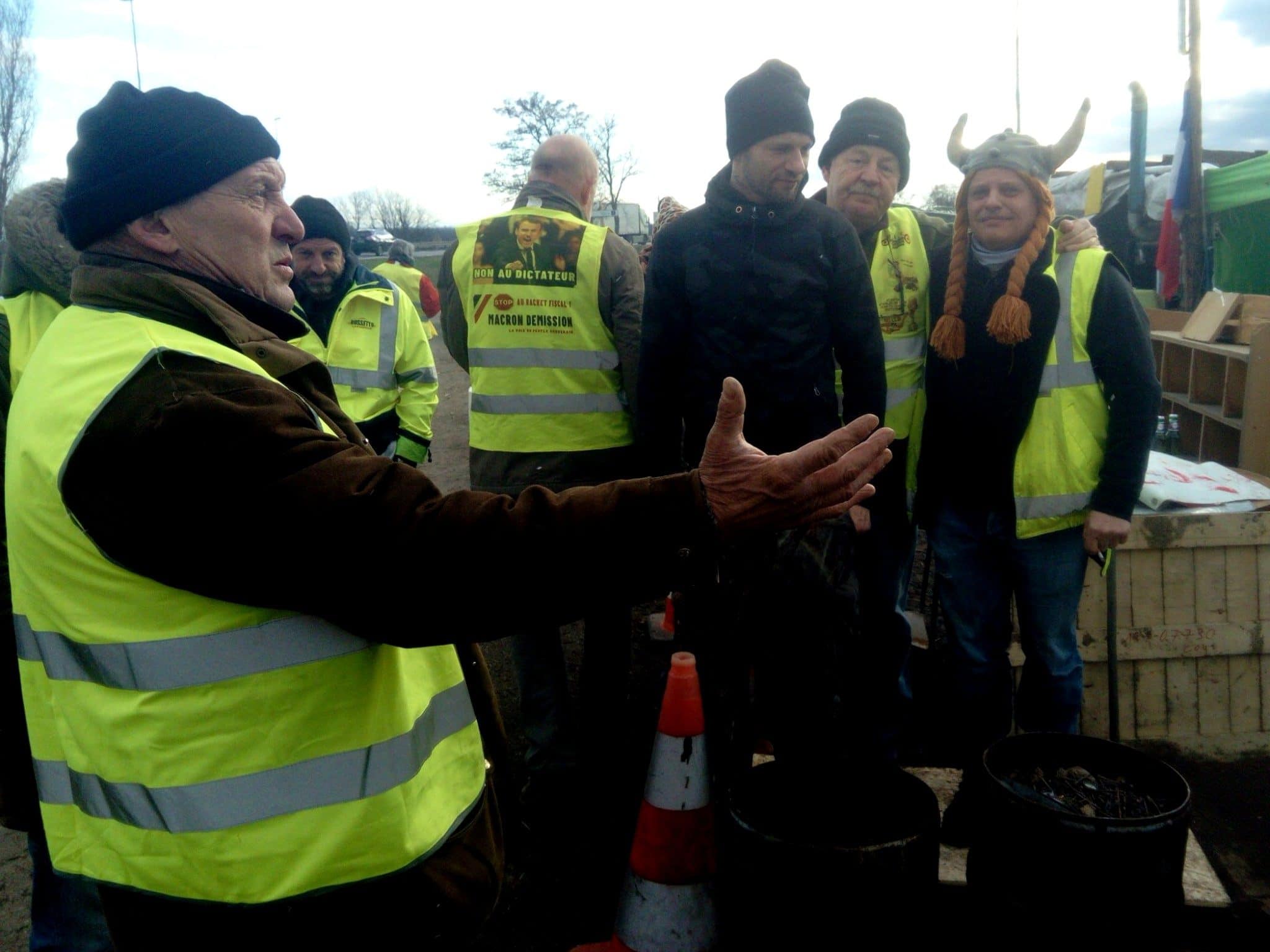 "Je crois que je n'ai jamais été aussi politique qu'aujourd'hui" peut-on entendre dans le campement de fortune des gilets jaunes. (Photo PP / Rue89 Strasbourg / cc)