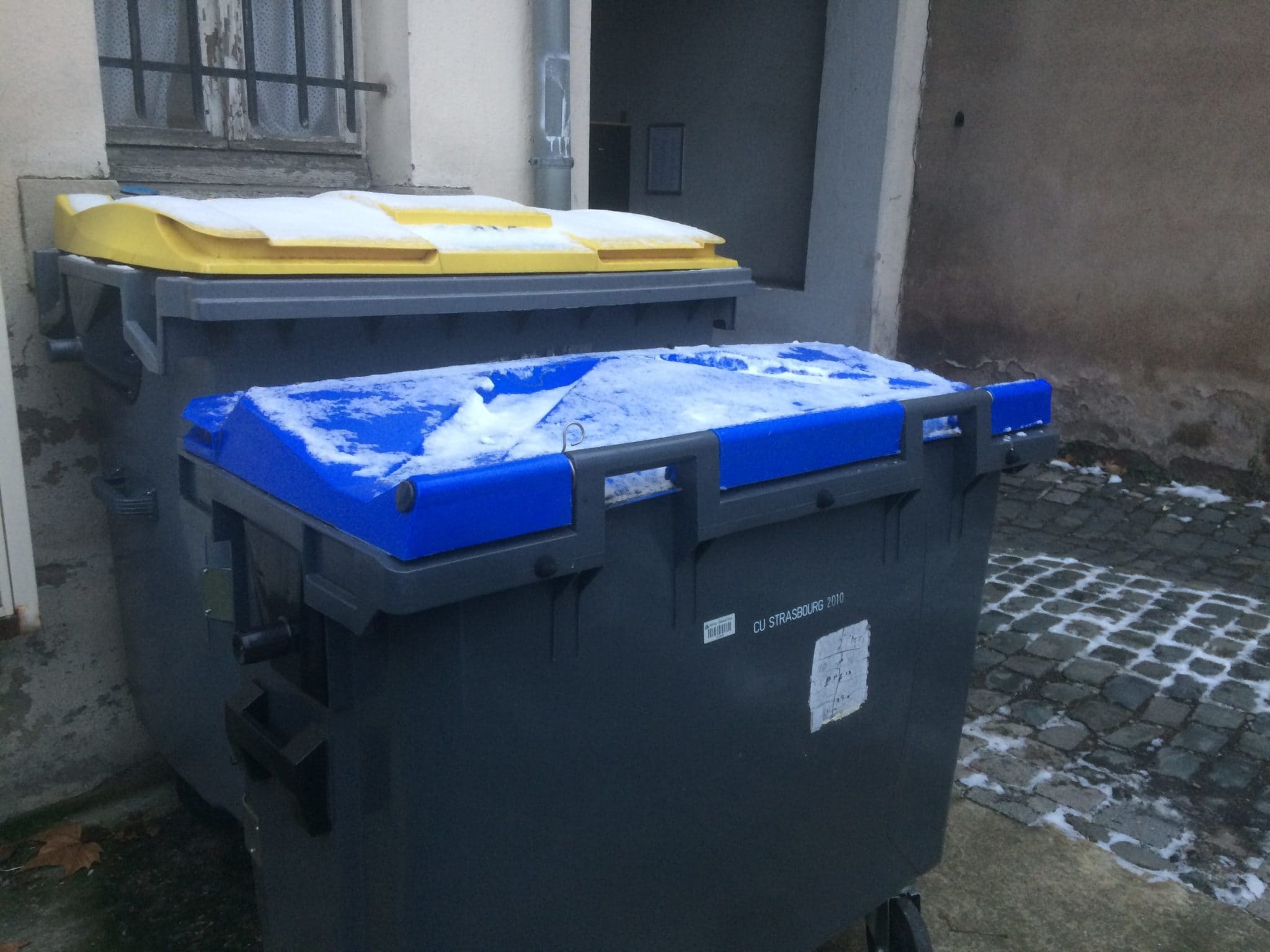 La taille des différentes poubelles influe sur son volume et donc le prix de la redevance spéciale pour les entreprises. (photo JFG / Rue89 Strasbourg)