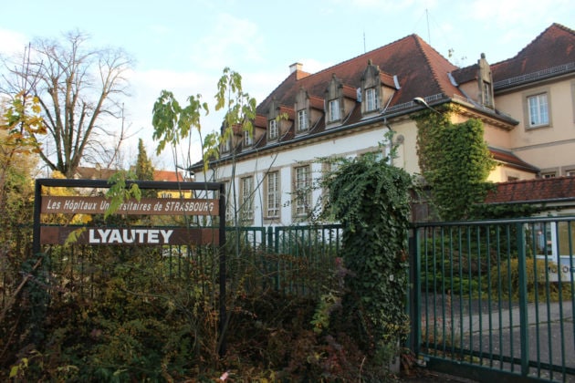 Dans l'ancien hôpital militaire Lyautey au Neuhof, certaines places du plan hiver 2017/2018 ont été pérennisées toute l'année. D'autres supplémentaires sont (ré)-ouvertes à l'hiver mais le total reste insuffisant (photo JFG / Rue89 Strasbourg)
