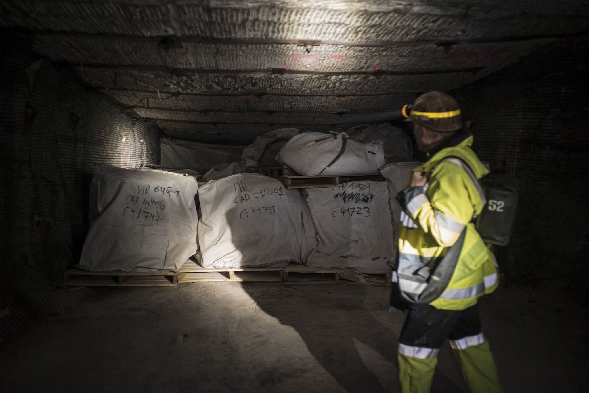 Bigbag de déchets dans une galerie de stockage à 500 mètres sous terre. (Photo Pascal Bastien / Divergence)