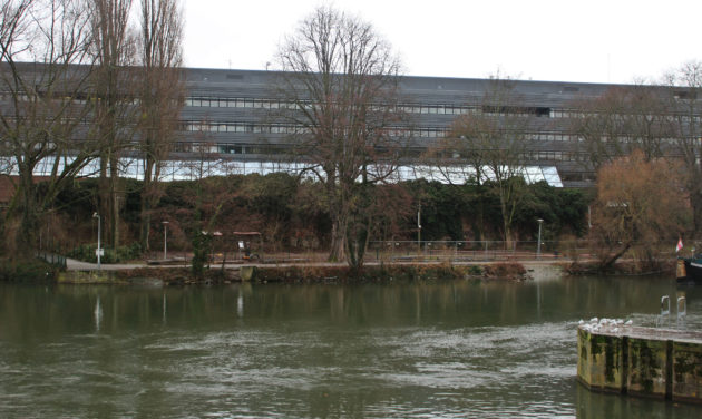 Vue d'ensemble de l'autre côté du barrage Vauban et de l'Ill, au pied du musée d'art moderne (photo JFG / Rue89 Strasbourg)