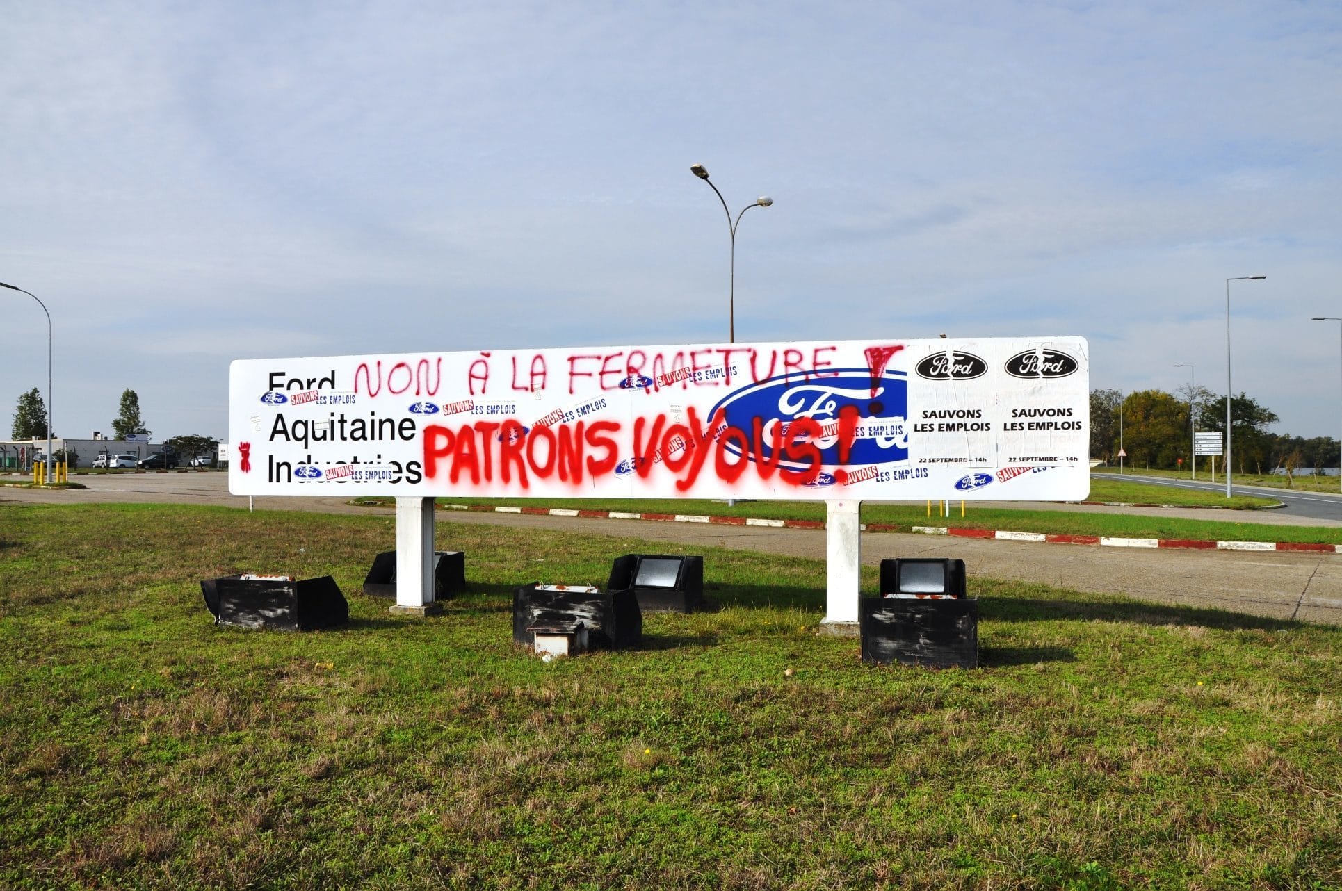 Ford Blanquefort et graffitis (Photo XR / Rue89 Bordeaux)