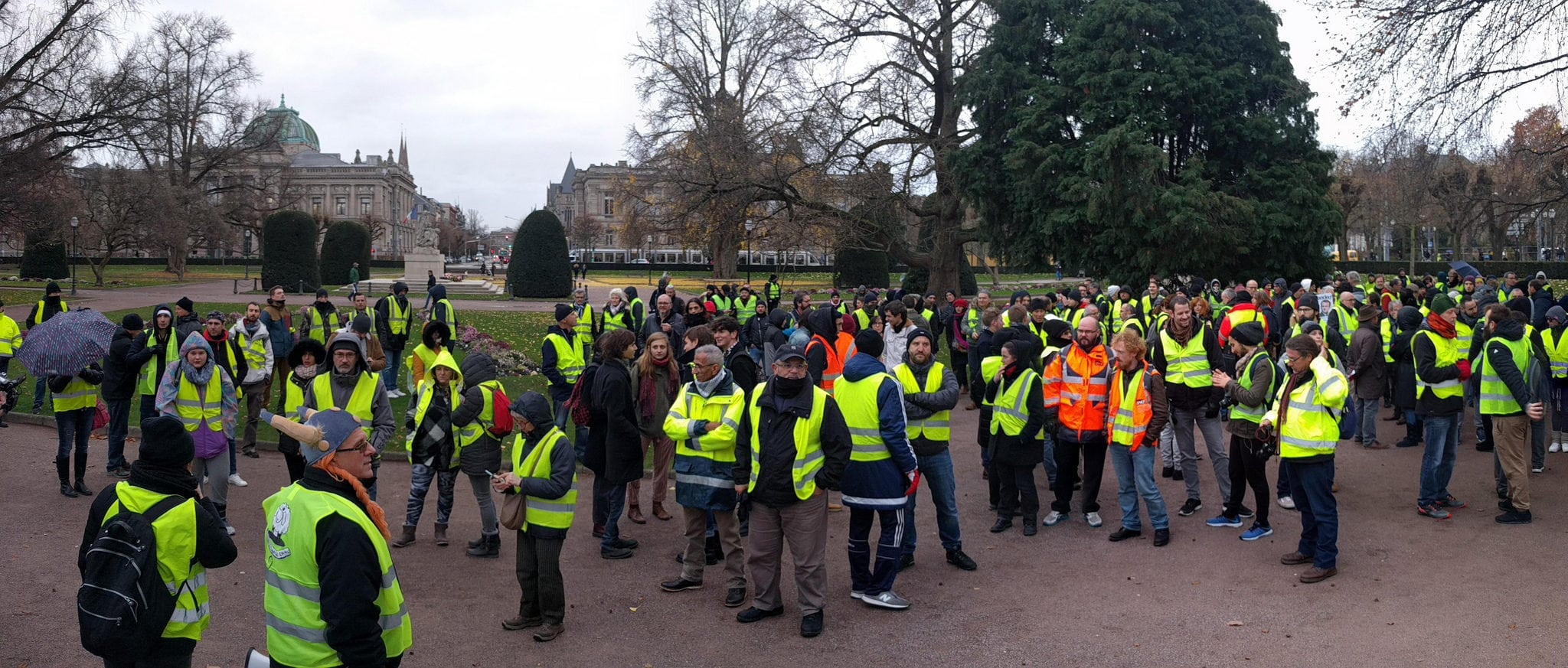 Les Gilets jaunes de Strasbourg se réunissent chaque samedi matin pour leur assemblée générale au "rond point" de la place de la République, bien loin des quartiers populaires de Strasbourg (photo PF / Rue89 Strasbourg)