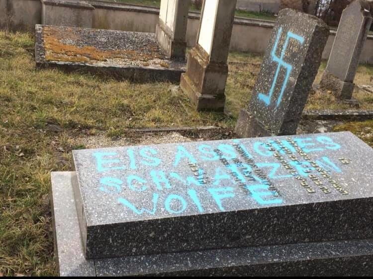 Le petit cimetière juif de Quatzenheim, 70 tombes, a été tagué avec des croix gammées dans la nuit de lundi 18 à mardi 19 février (Photo Nathalie Boudonnat / Facebook)