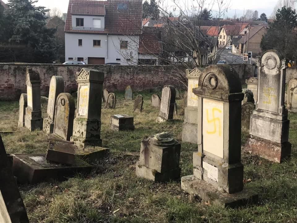 Le petit cimetière juif de Quatzenheim, 70 tombes, a été tagué avec des croix gammées dans la nuit de lundi 18 à mardi 19 février (Photo Nathalie Boudonnat / Facebook)
