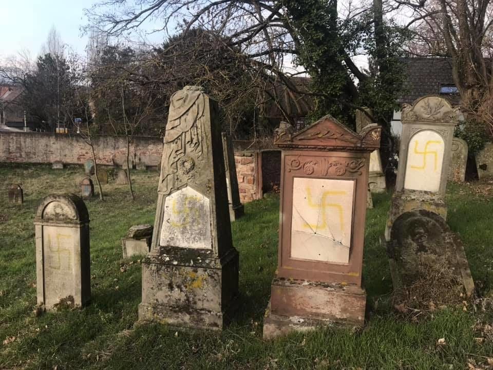 Le petit cimetière juif de Quatzenheim, 70 tombes, a été tagué avec des croix gammées dans la nuit de lundi 18 à mardi 19 février (Photo Nathalie Boudonnat / Facebook)