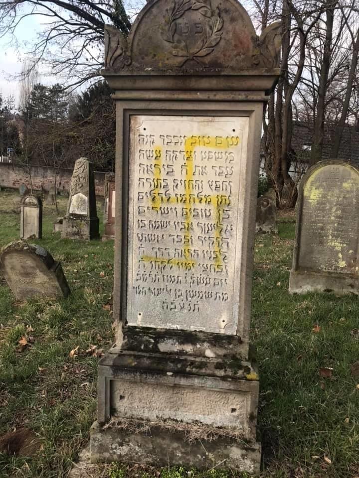 Le petit cimetière juif de Quatzenheim, 70 tombes, a été tagué avec des croix gammées dans la nuit de lundi 18 à mardi 19 février (Photo Nathalie Boudonnat / Facebook)