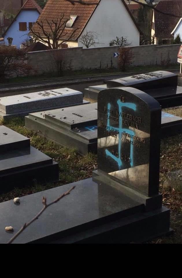 Le petit cimetière juif de Quatzenheim, 70 tombes, a été tagué avec des croix gammées dans la nuit de lundi 18 à mardi 19 février (Photo Nathalie Boudonnat / Facebook)