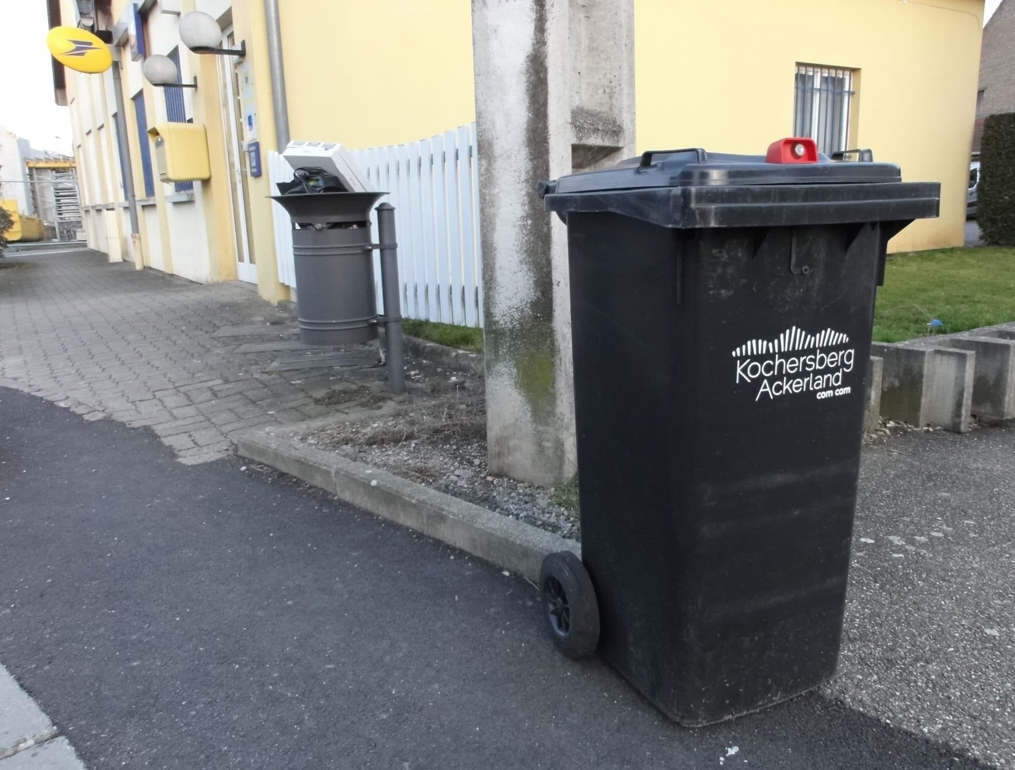 Bac à poubelle privé et poubelle publique de la poste d'Ittenheim.