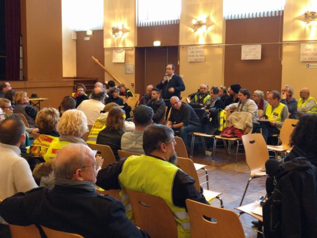 Les tours de parole s'enchaînent mais les sujets clivants sont soigneusement évités (Photo PF / Rue89 Strasbourg / cc)