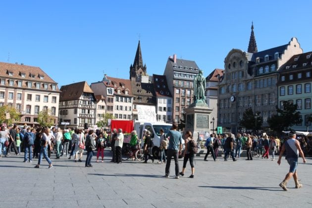 Les militants se rassemblant pour la marche pour le climat en octobre 2018, un mois où la température moyenne à la mi-journée s'élevait à 18 degrés, pas loin des 20 degrés atteints à la fin février 2019. (Photo DL/Rue 89 Strasbourg/cc)