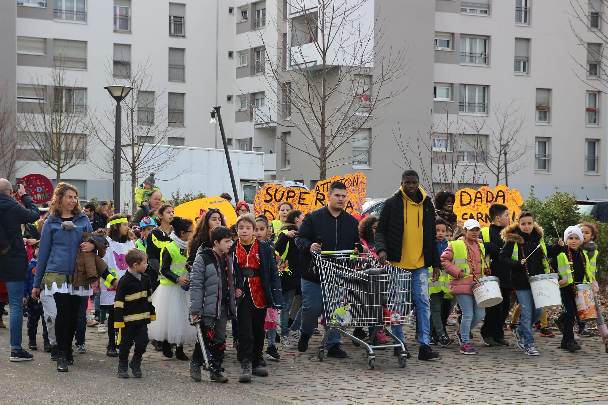 À Hautepierre, une tradition du carnaval de quartier résiste malgré l’époque