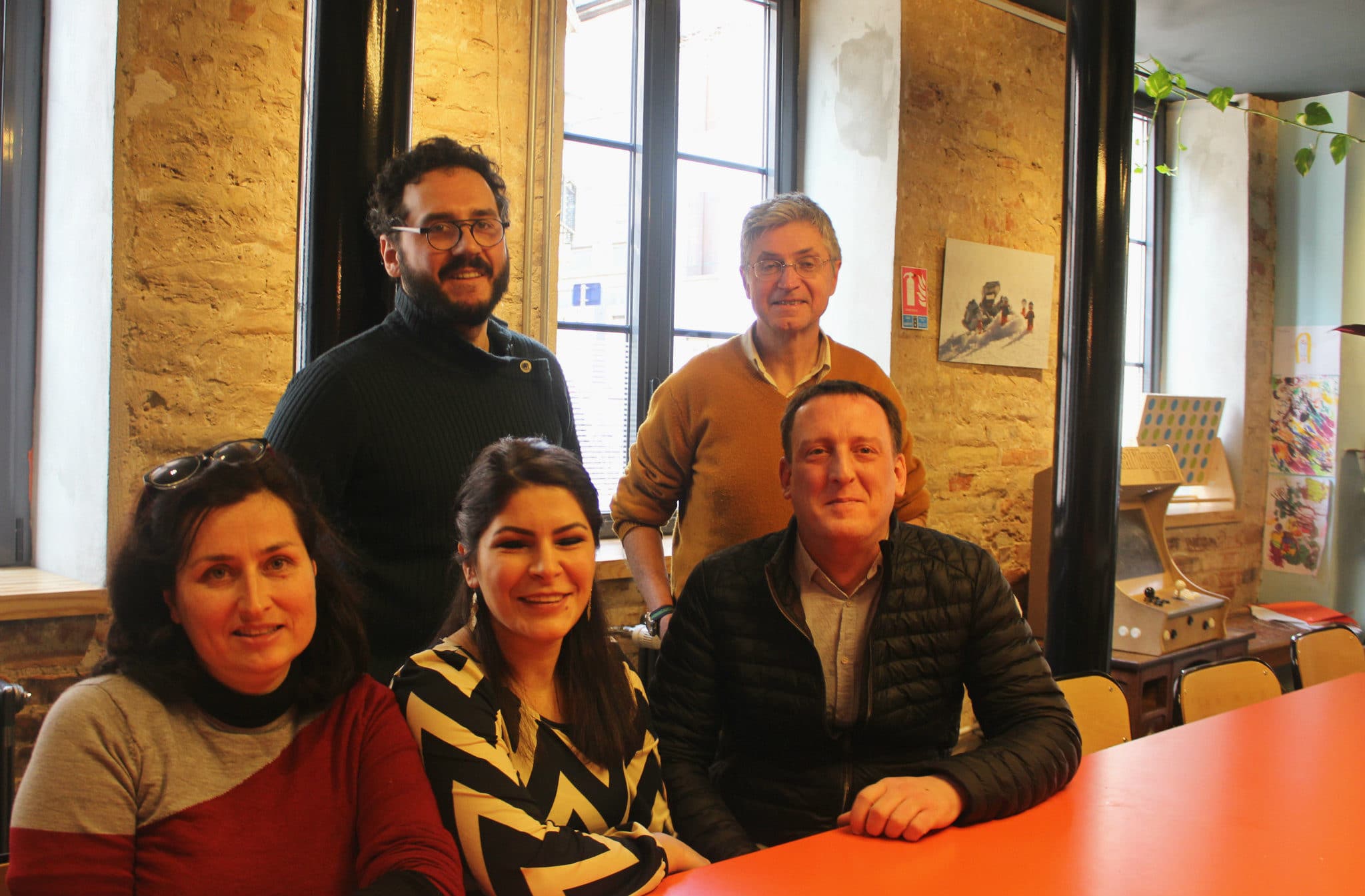 Sophie Parisot, Guillaume Libsig, Sevil Cakmak, Laurent Garczynski et Laurent Soulet (de gauche à droite). De nouvelles têtes émergent derrière le Labo citoyen. (photo JFG / Rue89 Strasbourg)