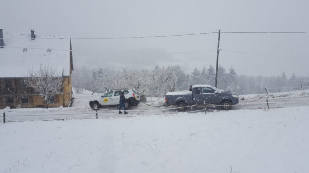 Sans l'aide d'un habitant, le facteur aurait pu rester bloquer de longues heures. (photo Pauline Jallon)