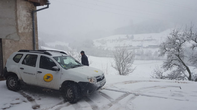 Sur les hauteurs, pas de vélo (même électrique) pour le facteur, mais un véhicule tout terrain. (photo Pauline Jallon)