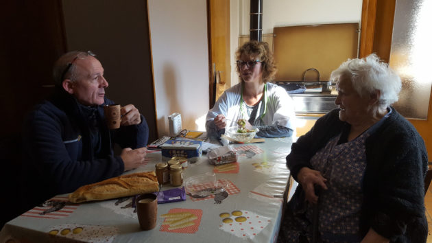 Le facteur s'arrête parfois chez les habitants le temps d'un moment convivial. La caricature de la tournée dans Bienvenue chez les Ch'tis n'est pas loin. (photo Pauline Jallon)