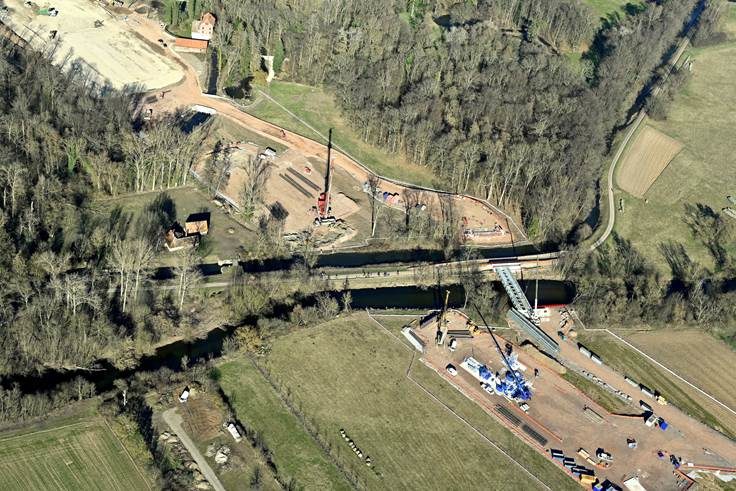 Sur cette photo aérienne du chantier du viaduc de Kolbsheim on voit la Bruche et son canal parallèle (en noir, avec la piste cyclable entre les deux), qui matérialise la limite avec Ernolsheim-Bruche. Tout en haut, on aperçoit le Moulin et sa grange. (photo Arcos)