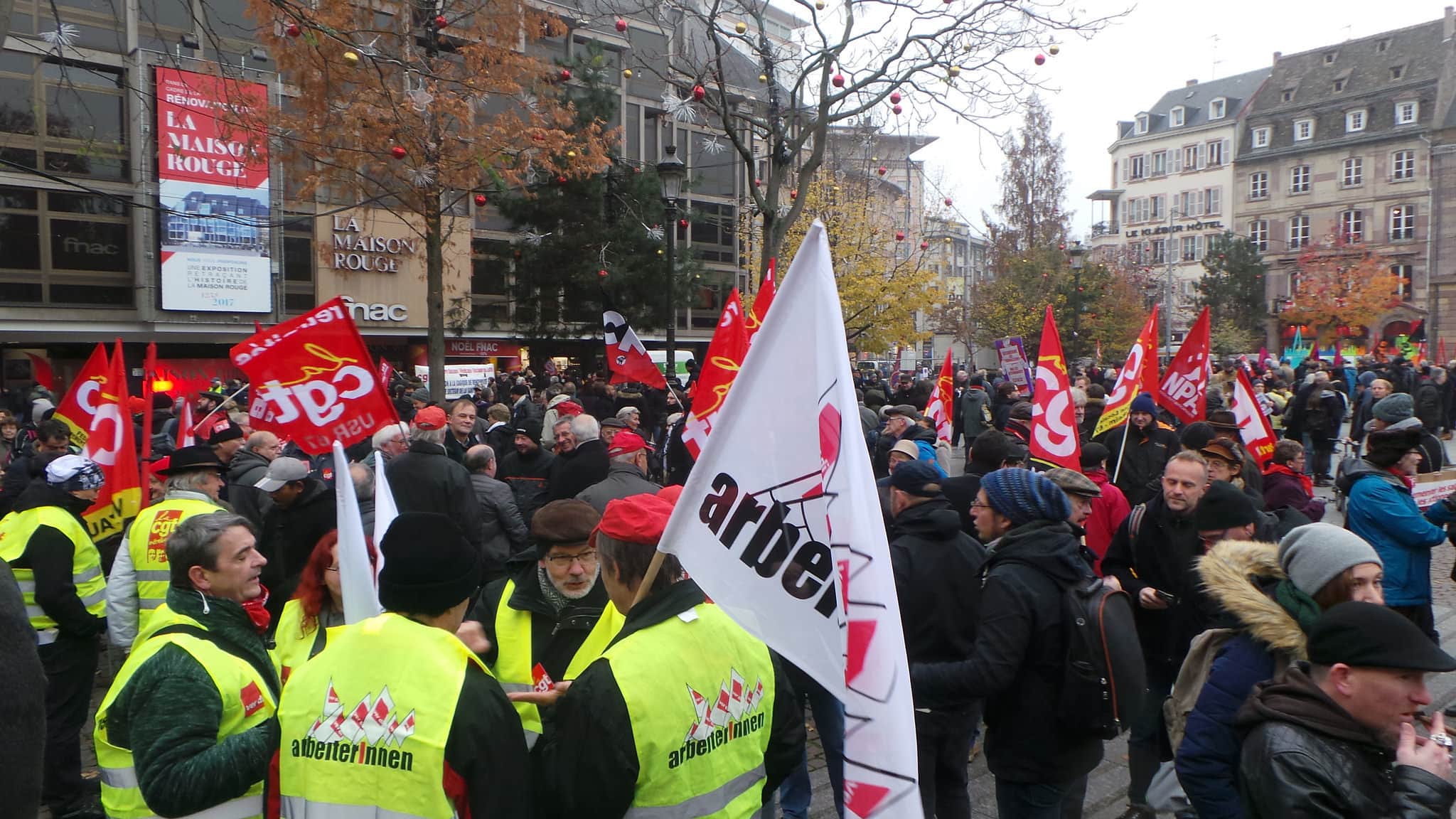 Depuis le début du quinquennat, plusieurs organisations manifestent à rythme régulier contre la politique générale du gouvernement. Ici en novembre 2017. (photo PF / Rue89 Strasbourg)