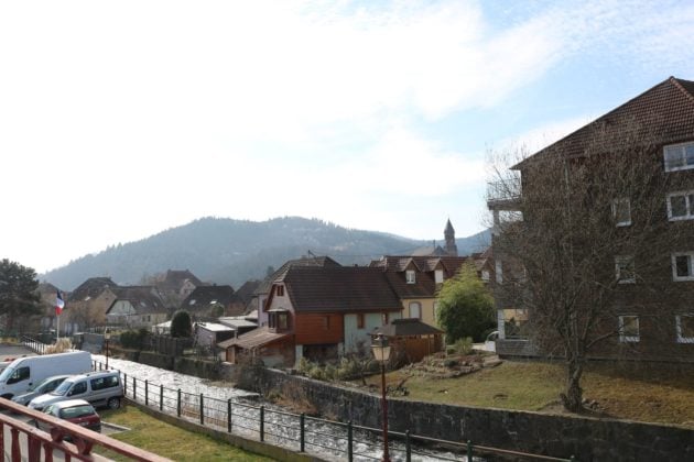 Toute la petite famille et les enfants accueillis vivent dans une petite commune au bord de l'eau (Photo DL/Rue 89 Strasbourg/cc)