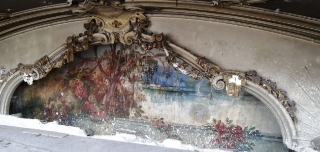 La fresque découverte au Palais des Fêtes date de 1903. Elle sera fermée pour être protégée, en attendant une éventuelle restauration.