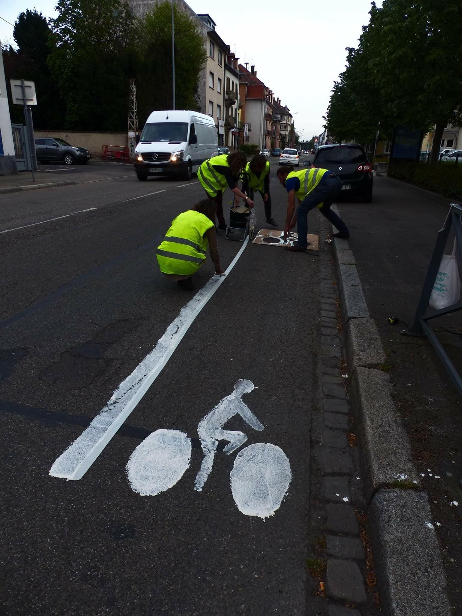 Les membres du collectif Velorution ont tracé de fausses bandes cyclables pour matérialiser d’éventuelles bandes cyclables à Schiltigheim (photo transmise)
