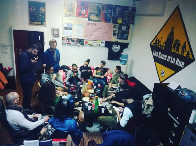 Sujet de la réunion du soir : structurer le collectif en une association. Photo : Big Est / Instagram.