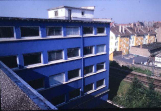 L'ancien bâtiment se distinguait par sa couleur bleu (diapositive remise)