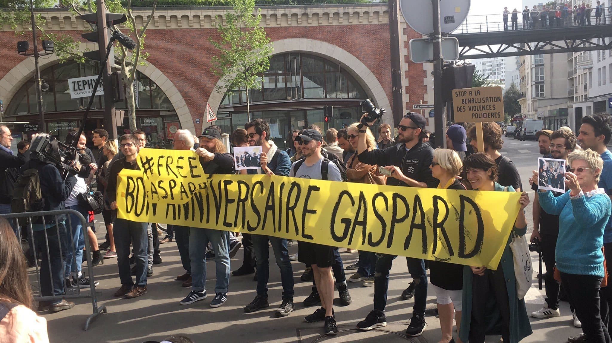 Une manifestation a eu lieu à Paris lundi devant le commissariat où Gaspard Glanz a été détenu (Photo Helena Berkaoui)