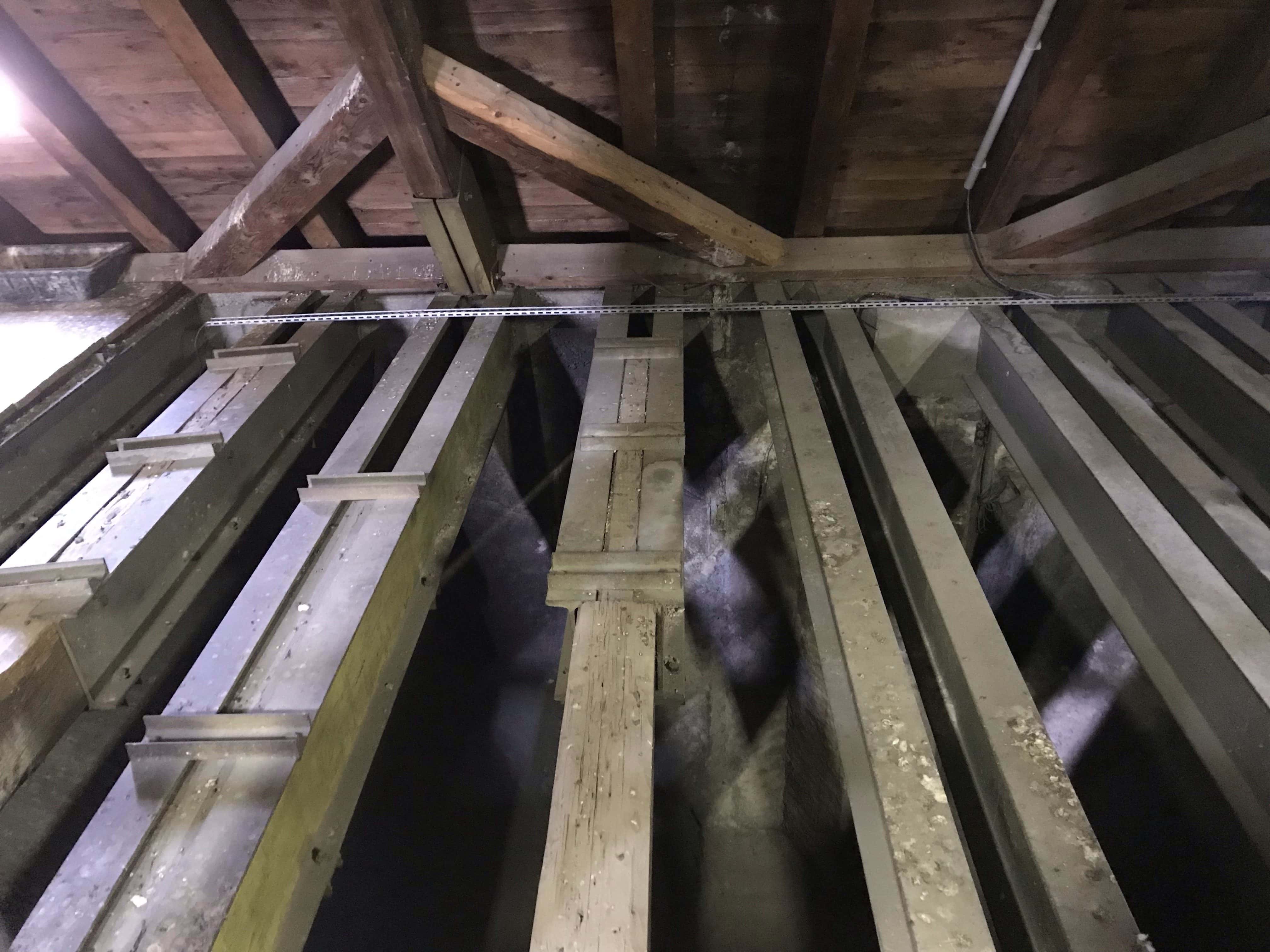 Sous les lattes, la voûte en pierres, qui laisser passe l'air (photo JFG / Rue89 Strasbourg)