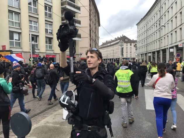 Le dangereux terroriste - fiché S - anarcho-autonome Gaspard Glanz... en plein travail de journaliste (Photo JFG / Rue89 Strasbourg / cc)