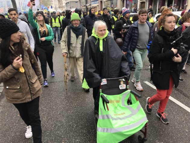 Égérie de la lutte contre le GCO, Germaine, 85 ans, est parmi les manifestants du jour... (Photo JFG / Rue89 Strasbourg / cc)