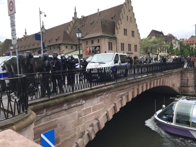 Barrage de policiers pont du Corbeau (Photo JFG / Rue89 Strasbourg / cc)