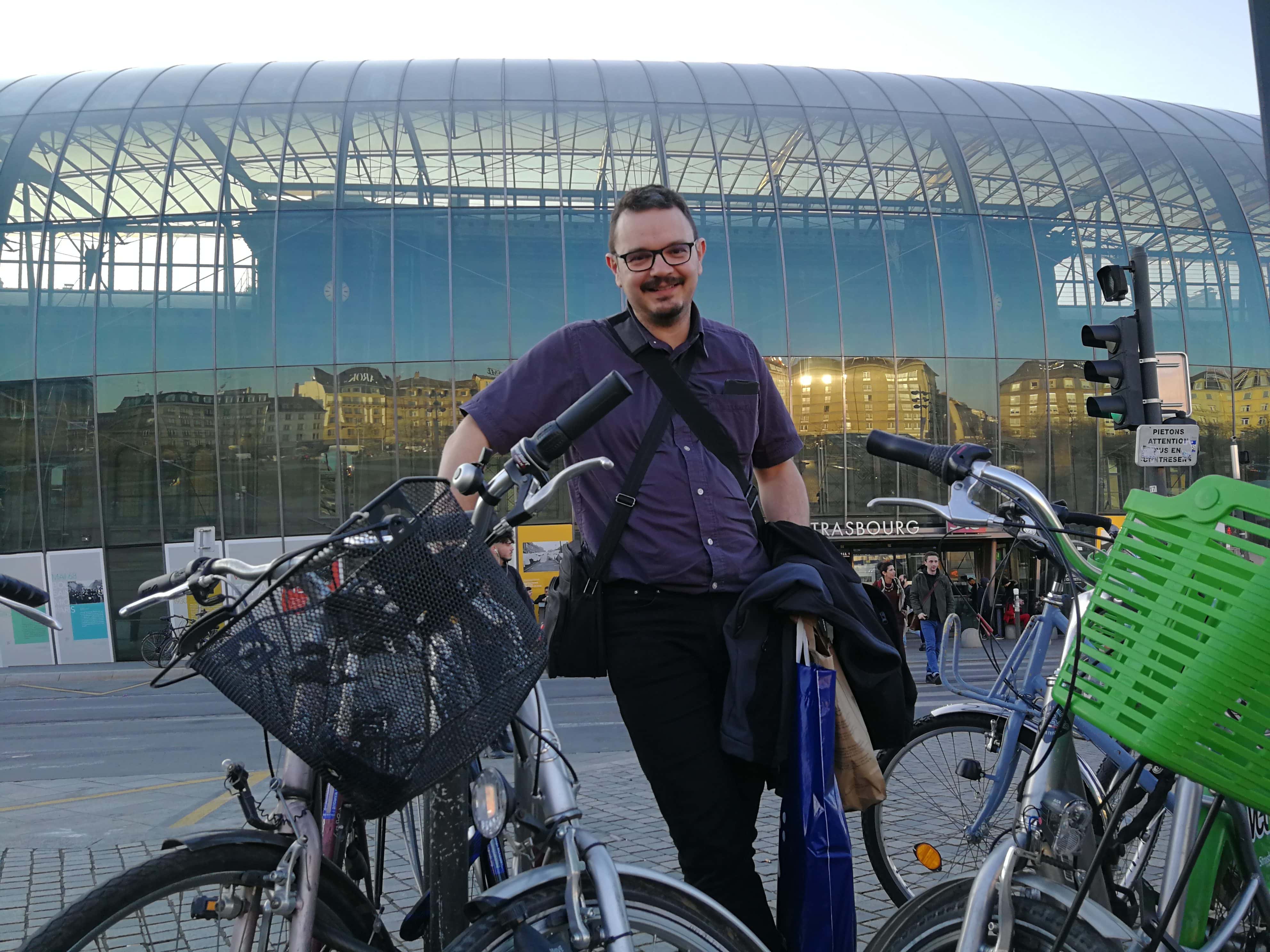 Train, vélo, trottinette, ils font sans voiture (ou presque) par choix