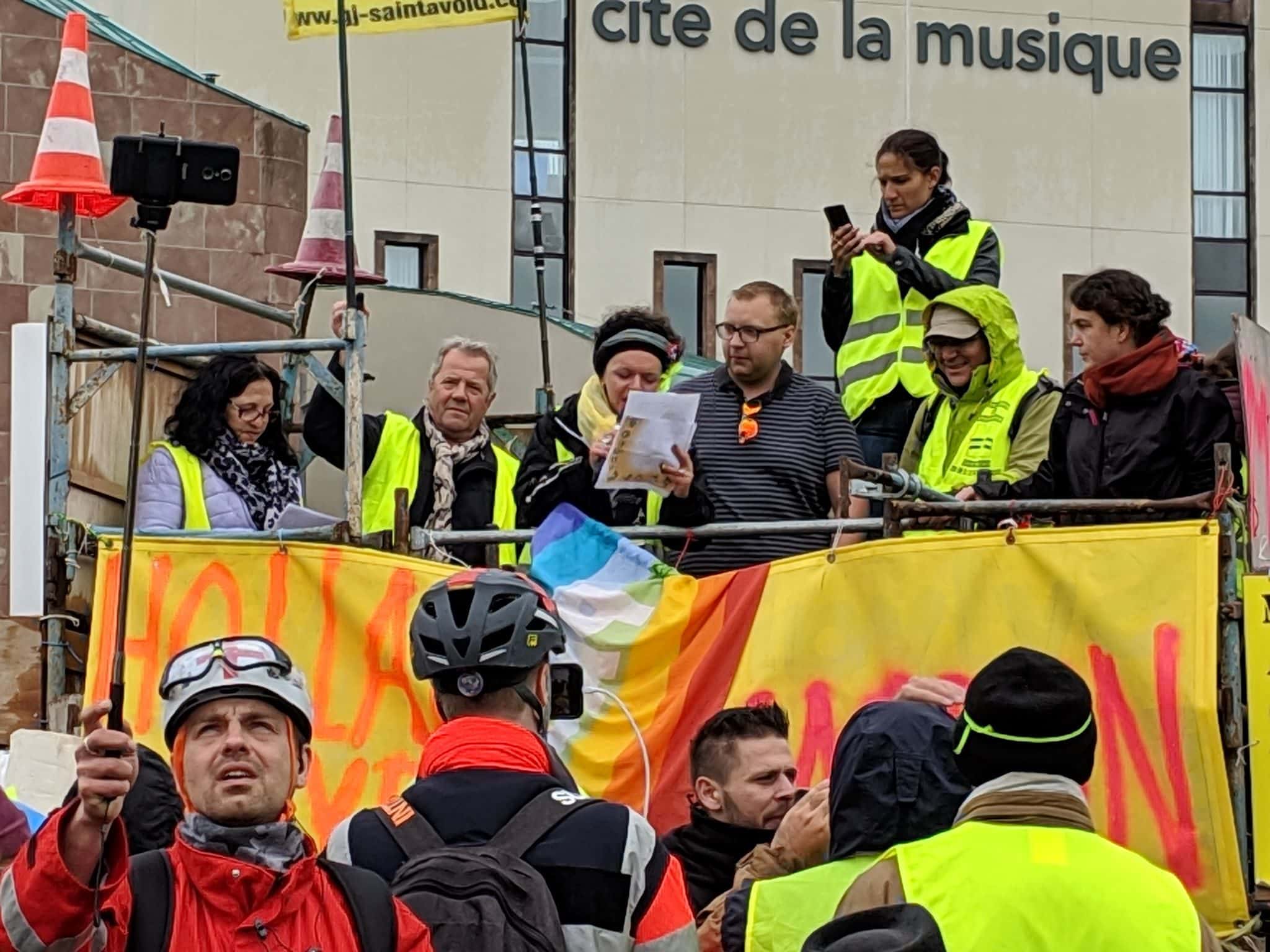 Parmi les prises de parole, des Gilets jaunes italiens... (Photo Guillaume Krempp / Rue89 Strasbourg / cc)